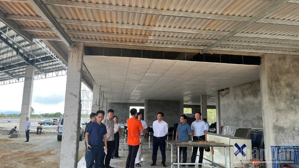 Đoàn công tác của Cục Đường bộ Việt Nam trực tiếp kiểm tra hiện trường thi công các trạm dừng nghỉ tuyến cao tốc bắc-nam, phía đông.