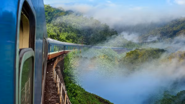 Dự báo nhu cầu đi lại bằng đường sắt tăng cao từ ngày 24/4 đến 3/5/2026, ngành đường sắt tổ chức chạy tàu khách trên nhiều tuyến, đồng thời tăng cường các chuyến tàu và toa xe trên các hành trình trọng điểm.