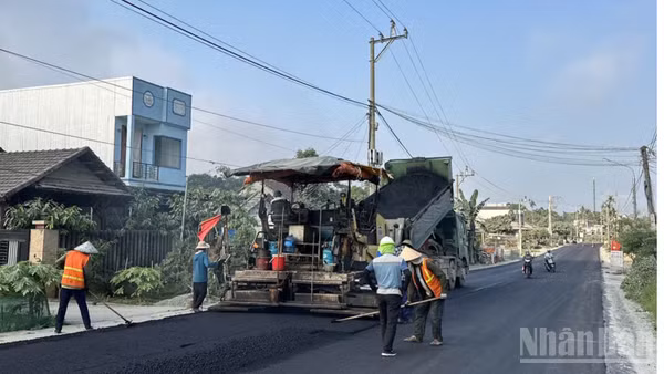 Thi công Quốc lộ 14E đoạn qua xã Hiệp Đức (thành phố Đà Nẵng), ngày 31/3/2026.