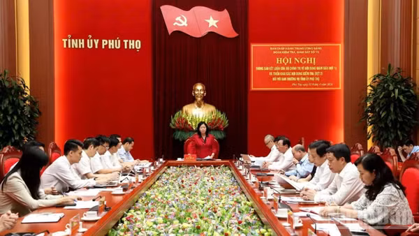 Đồng chí Bùi Thị Minh Hoài phát biểu ý kiến tại hội nghị.