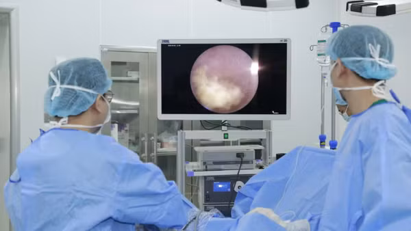 Các bác sĩ đang thực hiện ca can thiệp.
