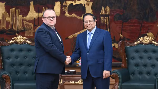 Thủ tướng Chính phủ Phạm Minh Chính và Chủ tịch Ủy ban Giám định tư pháp Belarus Volkov Alexei Aleksandrovich. (Ảnh: TRẦN HẢI)