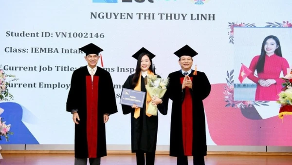 Tân thạc sĩ nhận bằng tốt nghiệp Chương trình thạc sĩ điều hành Quản trị kinh doanh quốc tế.