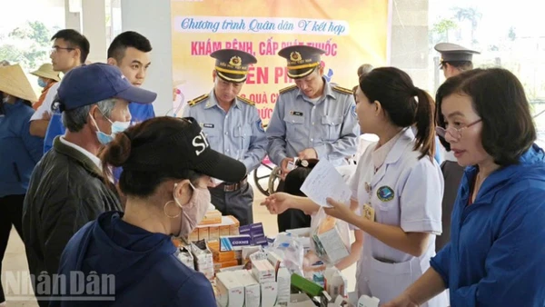 Tư vấn sức khỏe và cấp phát thuốc miễn phí cho bà con nhân dân.