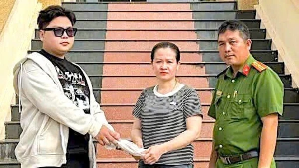 Thanh niên Lê Vĩnh Phước (bìa trái) trả lại tiền, vàng cho người đánh rơi trước sự chứng kiến của Công an xã Sông Đốc. (Ảnh: Công an Sông Đốc cung cấp).