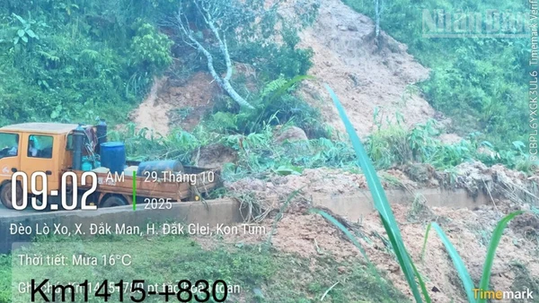 Khu Quản lý đường bộ III xử lý điểm sạt lở ta-luy mới phát sinh.