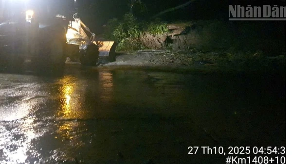 Lực lượng chức năng xuyên đêm khắc phục hậu quả mưa lũ lớn để thông đường và điều phối giao thông an toàn.