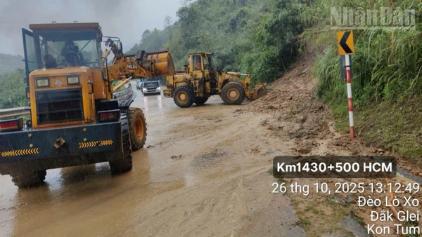Khu Quản lý đường bộ III đang tích cực khắc phục sạt lở do mưa lớn gây ra.