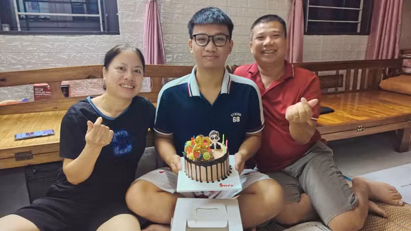 Gia đình hạnh phúc của vợ chồng tiếp viên đường sắt Đinh Như Lưu-Trần Thị Vân An cùng con trai.