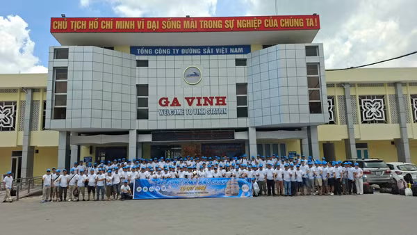 Hơn 300 hành khách xuất phát từ ga Vinh cùng du lịch tới Gia Lai trên chuyến tàu Charter đầu tiên của ngành đường sắt Việt Nam.