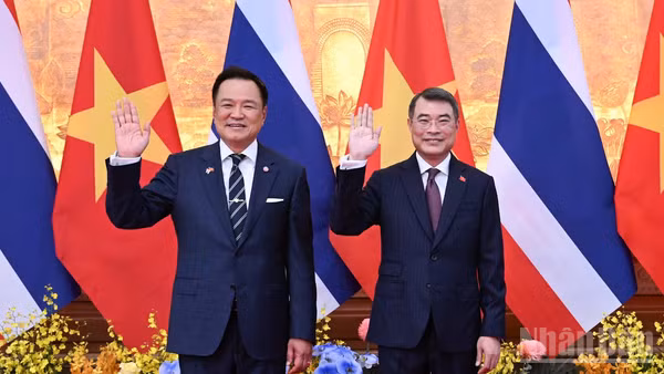Thủ tướng Lê Minh Hưng và Thủ tướng Vương quốc Thái Lan Anutin Charnvirakul.