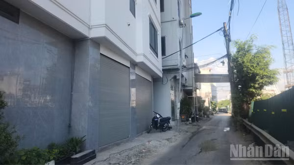 Ngõ 167 Tựu Liệt, phường Hoàng Liệt nằm ngay sát phần quây tôn thi công dự án cải tạo tuyến hạ lưu sông Kim Ngưu, nối sông Tô Lịch với trạm bơm Yên Sở. Trong ảnh có thể thấy phần sân xi-măng bị nứt vỡ từ ảnh hưởng thi công.