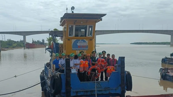 Cảng vụ Hàng hải Thái Bình tổ chức tuyên truyền pháp luật cho các chủ phương tiện hoạt động trên biển năm 2025.