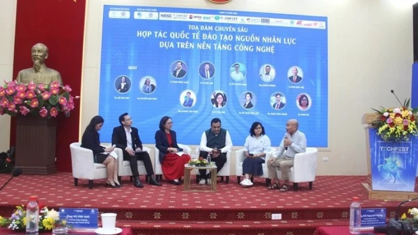 Các đại biểu tham dự tọa đàm "Hợp tác quốc tế đào tạo nguồn nhân lực dựa trên nền tảng công nghệ".