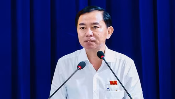 Đồng chí Phan Thanh Duy, Thường vụ Tỉnh ủy, Trưởng Ban Tổ chức Tỉnh ủy Cà Mau, đại biểu Hội đồng nhân dân tỉnh Cà Mau, phát biểu ý kiến tại buổi tiếp xúc cử tri xã Hòa Bình, giải thích rõ những vấn đề cử tri đang quan tâm, kiến nghị.