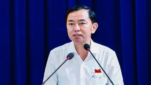 Đồng chí Phan Thanh Duy, Thường vụ Tỉnh ủy, Trưởng Ban Tổ chức Tỉnh ủy Cà Mau, đại biểu Hội đồng nhân dân tỉnh Cà Mau, phát biểu ý kiến tại buổi tiếp xúc cử tri xã Hòa Bình, giải thích rõ những vấn đề cử tri đang quan tâm, kiến nghị.