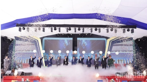 Các đại biểu thực hiện nghi thức khởi công.