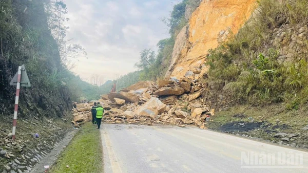 Hiện trường vụ sạt lở trên Quốc lộ 6.