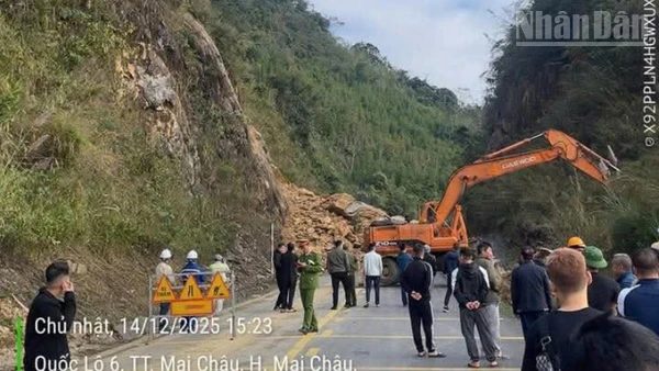 Hiện trường vụ sạt lở trên Quốc lộ 6 thuộc địa bàn tỉnh Phú Thọ.