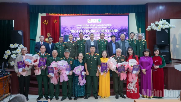 Ban Tổ chức trao giải cho các tác giả có tác phẩm xuất sắc.