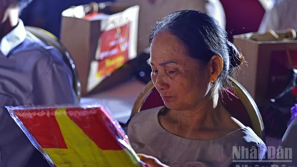 Đại diện gia đình các liệt sĩ nhận di ảnh tại chương trình.