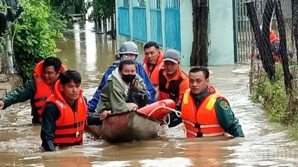 Lực lượng cứu hộ cứu hộ cứu nạn đưa người dân ra khỏi vùng bị ngập