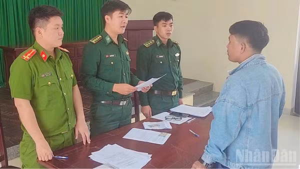 Lực lượng chức năng tỉnh Quảng Ngãi tống đạt quyết định xử phạt IUU cho người vi phạm.