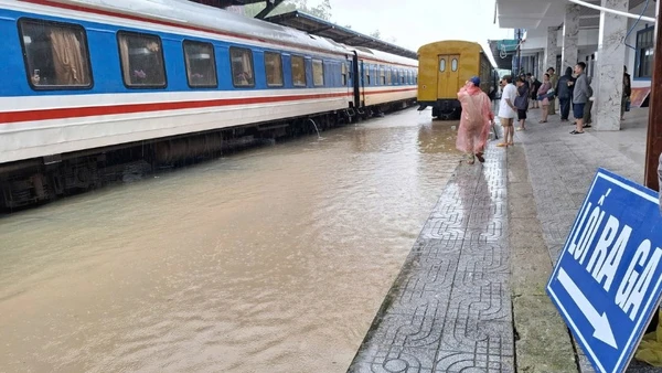 Ga Diêu Trì (tỉnh Gia Lai) tạm ngừng vận tải đường sắt do mưa lũ lớn.