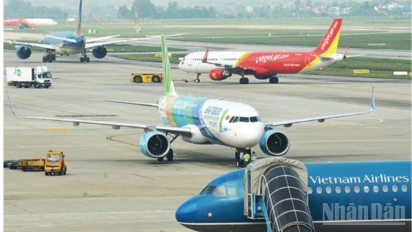 Cục Hàng không Việt Nam yêu cầu các hãng hàng không tăng cường phối hợp, theo dõi chặt chẽ diễn biến bão số 15 để điều chỉnh kế hoạch bay hoặc thay đổi lịch bay phù hợp.