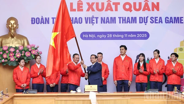 Thủ tướng Phạm Minh Chính trao cờ cho Đoàn thể thao Việt Nam tham dự SEA Games 33.