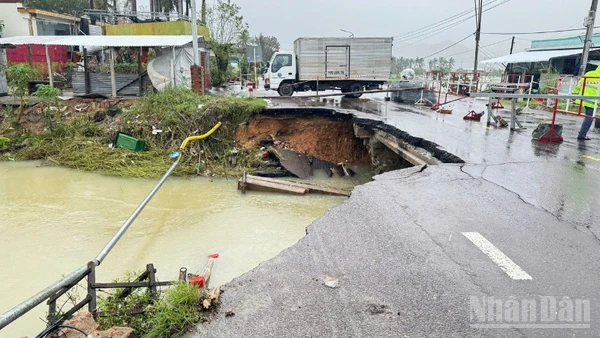 Sau nhiều ngày mưa lũ lớn, vị trí cống bản Km1253+100 trên Quốc lộ 1 bị nước cuốn trôi và phá hủy mặt đường.