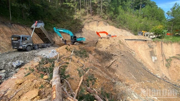 Tình trạng sạt lở nghiêm trọng do bão số 13 gây ra trên Quốc lộ 20, đi qua tỉnh Lâm Đồng.