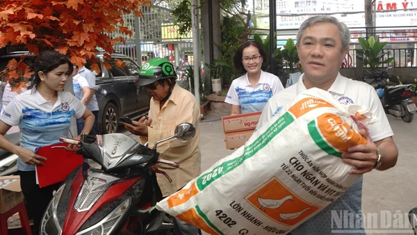 Hàng nghìn tấn hàng hóa là sự hội tụ của hàng nghìn tấm lòng từ bà con các khu phố, tất cả đều hướng về miền trung ruột thịt.