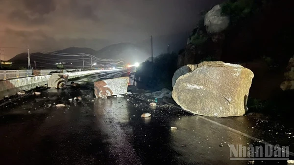 Đá từ sườn núi Khánh Hòa (tỉnh Lâm Đồng) sạt lở xuống đường Quốc lộ tối 19/11.