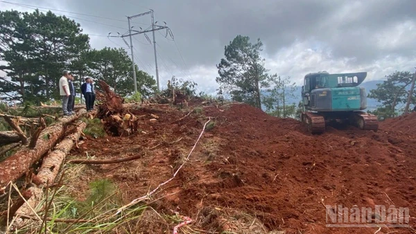 Công tác khắc phục hậu quả mưa lũ lớn trên Quốc lộ 20.