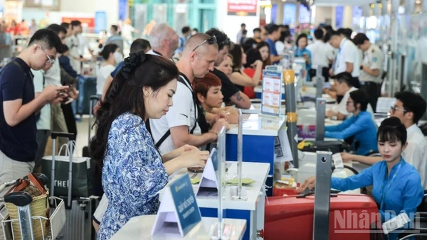 Tại các cảng hàng không luôn nhộn nhịp khách đến/đi.