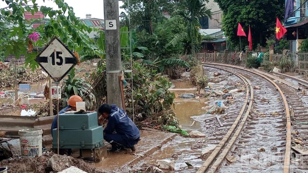 Công nhân đường sắt bảo trì hạ tầng sau cơn bão số 11 diễn ra vào tháng 11/2025 tại miền trung.