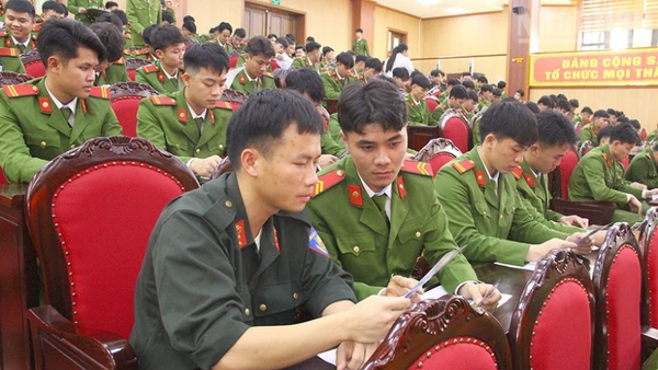 Chiến sĩ nghĩa vụ nghiên cứu các nội dung về giới thiệu việc làm của các công ty. 