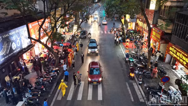 Phố Trần Nhân Tông (Hà Nội) đông kín người dân xếp hàng trước các cửa hàng vàng, chờ đến lượt mua vàng trong Ngày vía Thần Tài 2026. (Ảnh: Báo Nhân Dân)
