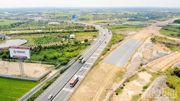 Đẩy nhanh tiến độ các dự án đầu tư xây dựng đường bộ cao tốc tại khu vực Đông Nam Bộ và Tây Nam Bộ.