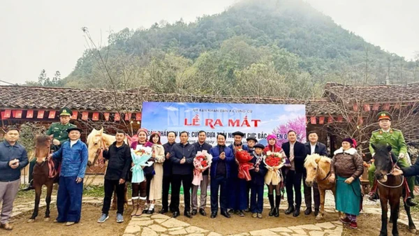 Bí thư Tỉnh ủy Tuyên Quang Hầu A Lềnh tặng hoa chúc mừng đơn vị tổ chức sản phẩm du lịch mới "Cưỡi ngựa trải nghiệm cực Bắc".