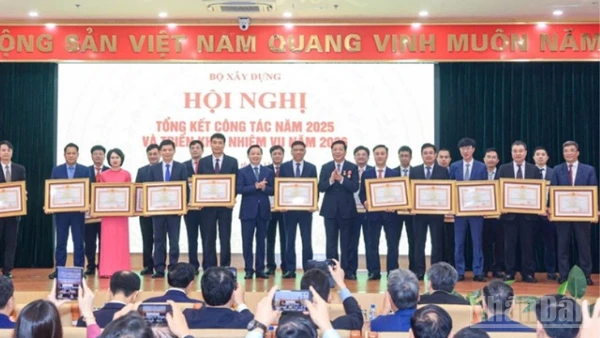 Phó Thủ tướng Trần Hồng Hà và Bộ trưởng Trần Hồng Minh trao Bằng khen của Thủ tướng Chính phủ tặng các tập thể, cá nhân tại hội nghị Tổng kết công tác năm 2025 và triển khai nhiệm vụ năm 2026 của Bộ Xây dựng.