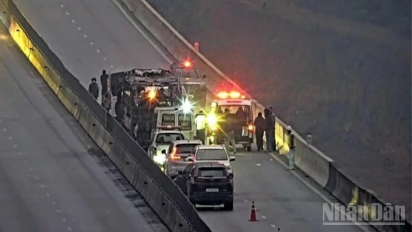 Tai nạn trên cao tốc Diễn Châu-Bãi Vọt đêm 2/1. (Ảnh: Báo Nhân Dân)