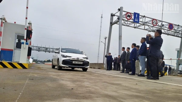 Đoàn công tác Cục Đường bộ Việt Nam bắt đầu thí điểm 1 tháng kể từ chiều 5/1 việc vận hành hệ thống giao thông thông minh tại các dự án cao tốc bắc-nam phía đông.
