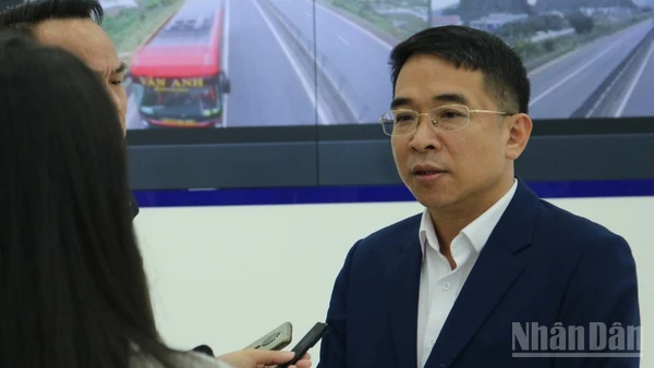Phó Cục trưởng Cục Đường bộ Việt Nam Nguyễn Viết Huy trả lời phỏng vấn Báo Nhân Dân.