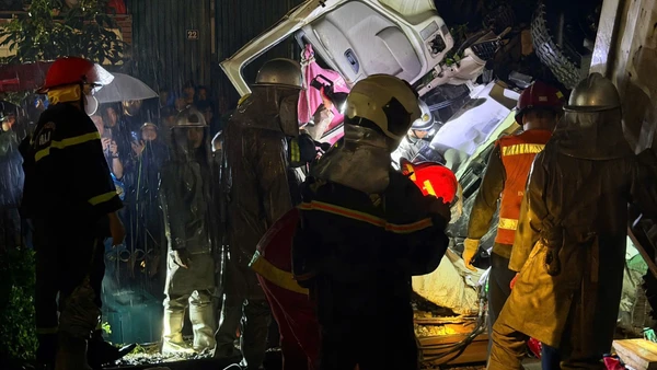 Hiện trường vụ tai nạn tối 25/2, trên tuyến đường sắt bắc-nam, đoạn qua xã Ngọc Hồi (Hà Nội). Mặc dù trời mưa nhưng người dân hiếu kỳ vẫn dừng lại rất đông để xem khắc phục hậu quả vụ tai nạn đã gây tắc nghẽn giao thông tại khu vực xảy ra tai nạn.