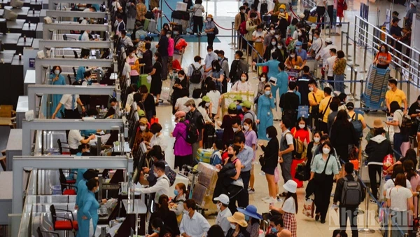 Ảnh minh họa: Hàng nghìn hành khách mắc kẹt tại Việt Nam do nhiều hãng quốc tế hủy hoặc thay đổi kế hoạch bay do ảnh hưởng chiến sự tại khu vực Trung Đông.