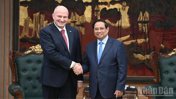 Thủ tướng Phạm Minh Chính và Bộ trưởng Bộ Tình trạng khẩn cấp Liên bang Nga Aleksandr Kurenkov. 