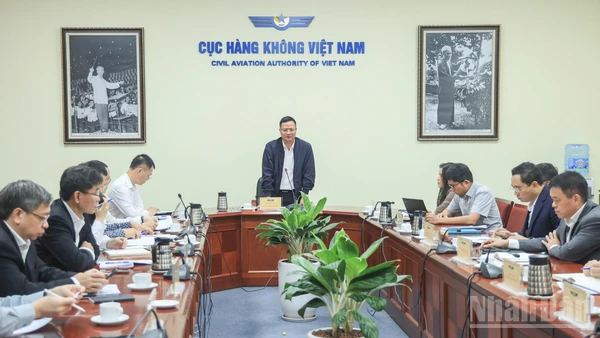 Cục trưởng Cục Hàng không Việt Nam Uông Việt Dũng chủ trì cuộc họp bảo đảm nhiên liệu sáng 9/3.