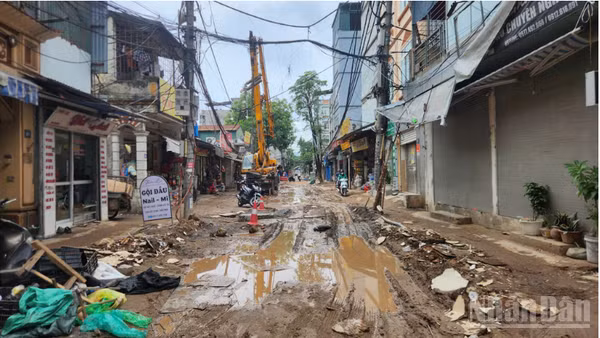 Bước đầu cho thấy, việc thi công các dự án chống ngập tại Hà Nội đã có tác dụng. Sau trận mưa lớn rạng sáng 30/6, hiện tượng ngập úng tại các tuyến đường đã không xuất hiện. Trong ảnh là tuyến đường tại Phú Mỹ, phường Từ Liêm sáng 30/6.